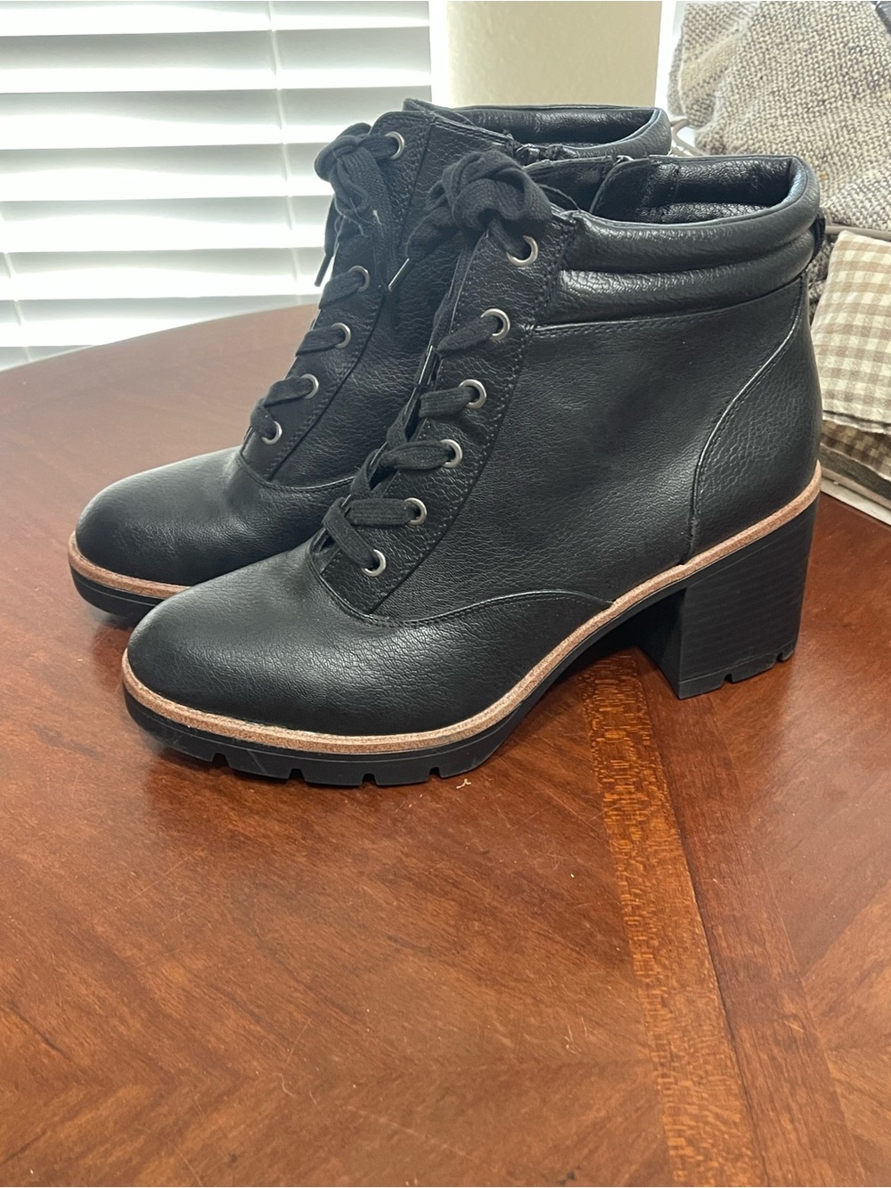 Naturalizer Madalynn3 Jet Black ankle
Combat boots